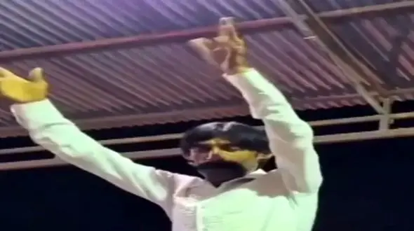 آواز شادی؛ رقص مرد یه دونه اس و نمونه اس گذاشتنش بالا چهار پایه که همه ببیننش