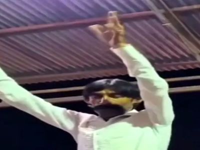 آواز شادی؛ رقص مرد یه دونه اس و نمونه اس گذاشتنش بالا چهار پایه که همه ببیننش