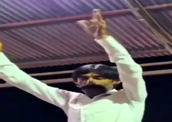 آواز شادی؛ رقص مرد یه دونه اس و نمونه اس گذاشتنش بالا چهار پایه که همه ببیننش
