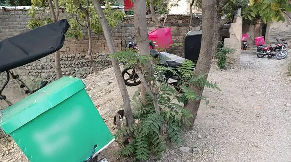 این محله‌ تهران به تصرف پیک‌های موتوری ها در آمده است / خانه ها اکثرا فاقد ایمنی است + فیلم