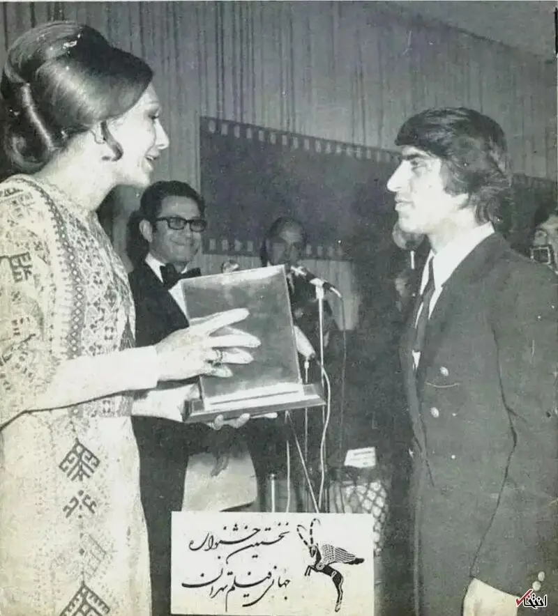 دریافت جایزه کارگردان معروف از جشنواره فیلم تهران