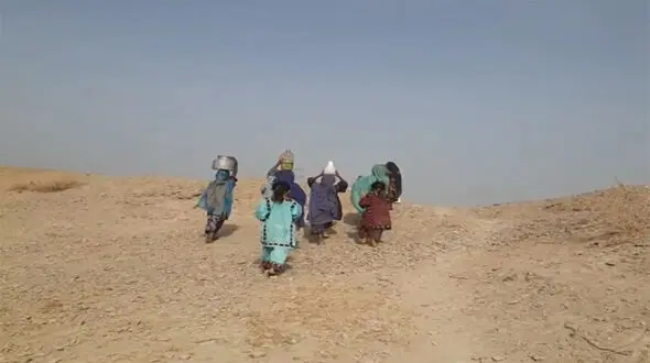 کولبری 2 کیلومتری دختران بلوچ برای تامین آب / اینجا روستای"کهنکاکش پایین" است + فیلم