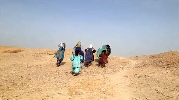 کولبری 2 کیلومتری دختران بلوچ برای تامین آب / اینجا روستای"کهنکاکش پایین" است + فیلم