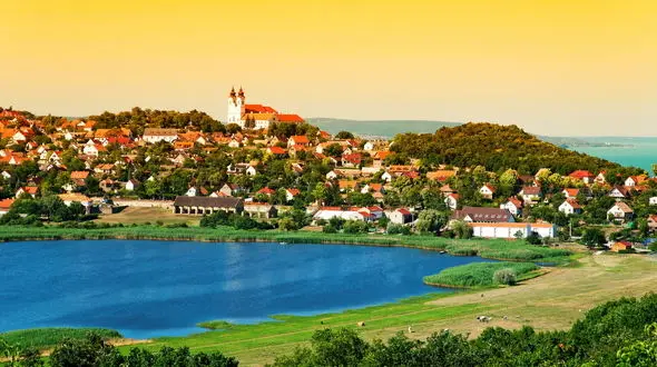 کشوری که با طبیعت بکر گردشگران را محسور زیبایی می کند