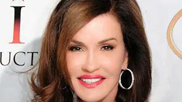 سلفی بازیگر و مانکن معروف هنگام عمل زیبایی صورت +عکس