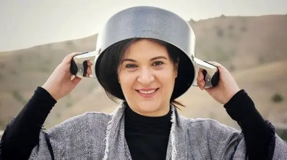 صحبت های رک و پوست کنده ریما رامین فر: من با همای  پایتخت کاملا فرق دارم ...  در زندگی واقعیم حتما بخاطر خانوادم دست به کار خلاف می زنم ! ... پارتی بازی می کنم ...  هما این شکلی نیست ...