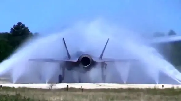 شستشوی جت‌های جنگی با ربات‌ها؛ رازهایی که باید بدانید