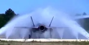 شستشوی جتهای جنگی با رباتها؛ رازهایی که باید بدانید