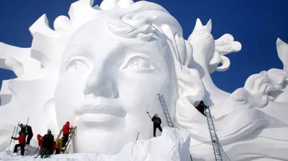 ساخت بزرگترین مجسمه برفی در چین+عکس 