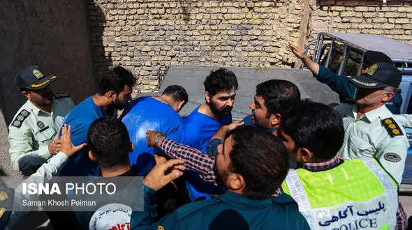 قاتلان 2 طلافروش اصفهانی در محاصره صدها تماشاگر قتل را بازسازی کردند + تصاویر