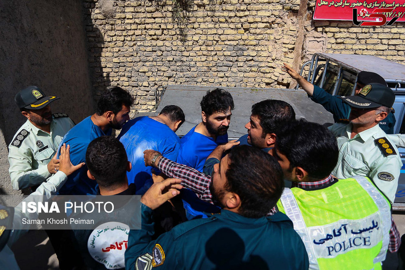 قاتلان 2 طلافروش اصفهانی در محاصره صدها تماشاگر قتل را بازسازی کردند + تصاویر