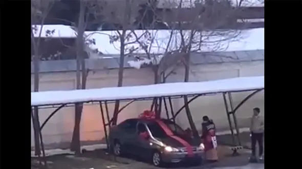 حرکت وحشیانه دختر جوان / دختر جوان هدیه اش را که آروزی بعضی ها بود شکست پسر جوان شوکه شد + فیلم