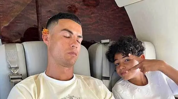 رونالدو آرزوی لاکچری پسر بزرگش را برآورده نکرد/ رونالدو: برای پسرم آیفون نمیخرم و او با گوشی مادربزرگش با همه تماس میگیرد!+عکس