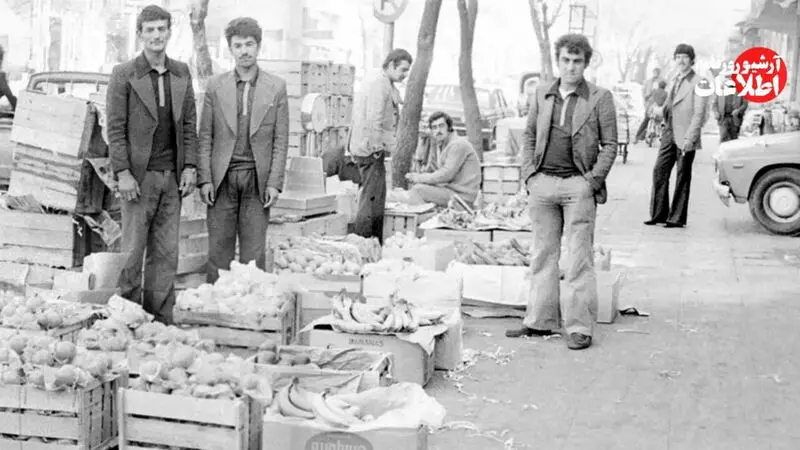 با خروج محمدرضا پهلوی و فرح دیبا از کشور در ۲۶ دی ۱۳۵۷ روند حوادث انقلاب اسلامی به سمت پیروزی سرعت بیشتری گرفت. مجموعه عکس‌هایی از روزهای ۲۶ و ۲۷ دی ۱۳۵۷ تماشا کنید که از نقاط مختلف تهران بعد از خروج شاه برداشته شده. 