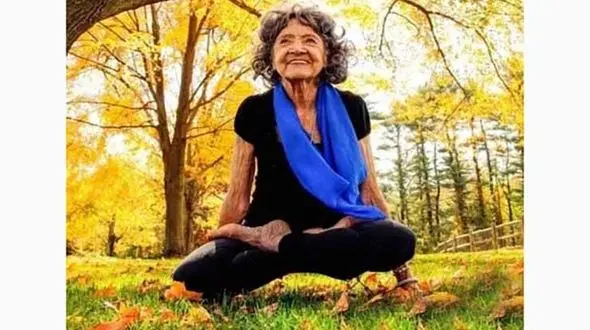 کهن سال ترین معلم یوگا، 98 ساله شد+ عکس