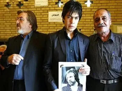 فیلم گریه و حال خراب پسر ایرج قادری سر مزار پدرش آشفته و پریشان / روحش شاد