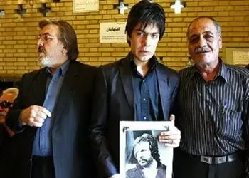 فیلم گریه و حال خراب پسر ایرج قادری سر مزار پدرش آشفته و پریشان / روحش شاد