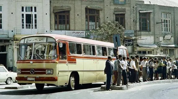 ببینید / ایستگاه اتوبوس میدان توپخانه در 77 سال پیش 