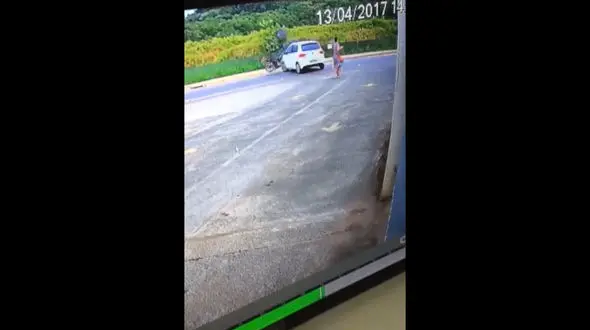 تصادف خودروی لوکس با موتور سوار بخت برگشته+ فیلم