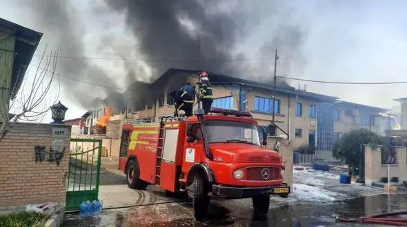 حریق گسترده در شریف‌آباد / 100 کارگر از مرگ گریختند