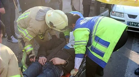 محبوس شدن راننده پرشیا پس از تصادف با پژو ۲۰۶ +عکس 