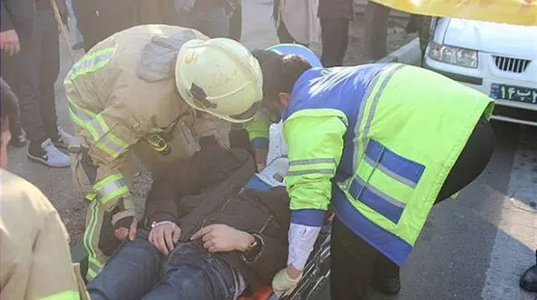 محبوس شدن راننده پرشیا پس از تصادف با پژو ۲۰۶ +عکس 