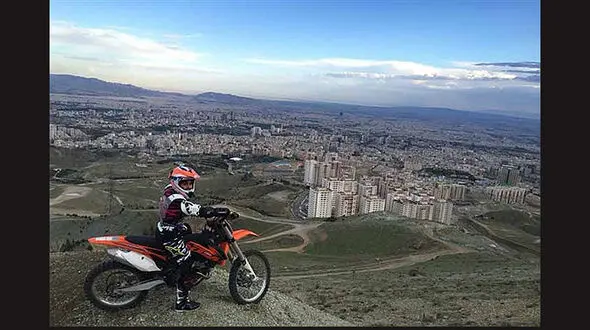  ویراژ دادن زن موتور سوار بر بام تهران + عکس