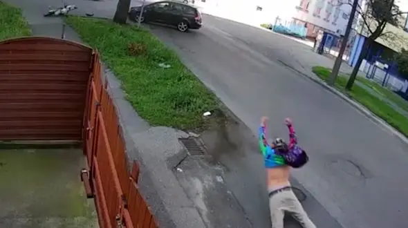 برخورد وحشتناک موتورسوار با خودرو که شبیه آن را فقط در فیلم های سینمایی می توان دید! + فیلم