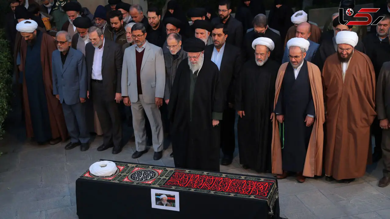 اقامه نماز رهبر انقلاب بر پیکر آیت الله امامی کاشانی