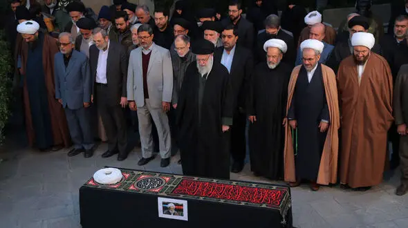 اقامه نماز رهبر انقلاب بر پیکر آیت الله امامی کاشانی