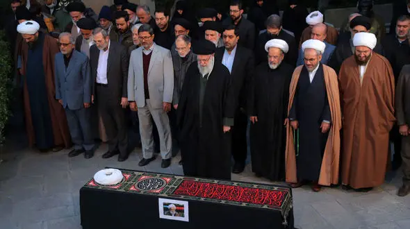 اقامه نماز رهبر انقلاب بر پیکر آیت الله امامی کاشانی