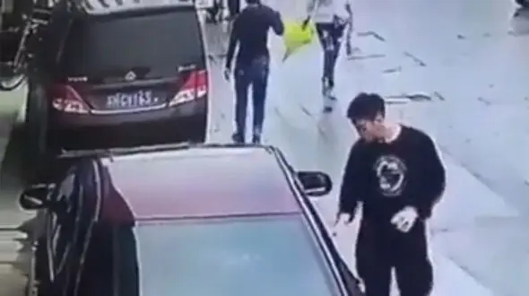 فیلم شگرد حیرت‌انگیز دزد برای سرقت از یک خودرو!