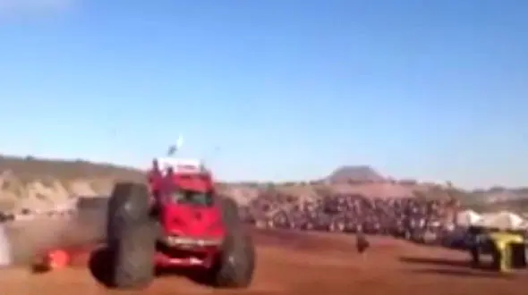 لحظه وحشتناک ورود ماشین غول پیکر مسابقه به جمع تماشاگران + فیلم (16+)