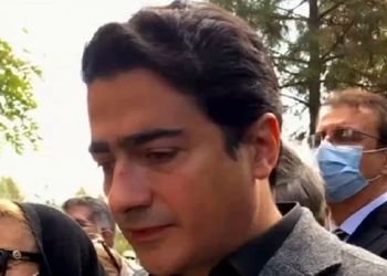 آواز باشکوه همایون شجریان سرمزار پدرش/ اشک ریزان آهنگ معروف اسطوره رو خوند!