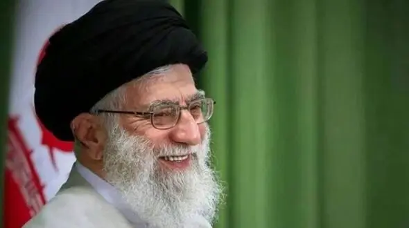 فیلم خاطره جالب روحانی معروف از آوازخوانی در حضور رهبری شهیدانقلاب  / با ترس و لرز خواندم آقا بهم گفت...!!!