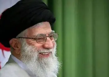 فیلم خاطره جالب روحانی معروف از آوازخوانی در حضور رهبری شهیدانقلاب  / با ترس و لرز خواندم آقا بهم گفت...!!!