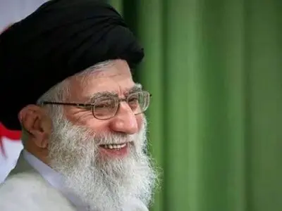 فیلم خاطره جالب روحانی معروف از آوازخوانی در حضور رهبری شهیدانقلاب  / با ترس و لرز خواندم آقا بهم گفت...!!!