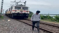 فیلم وحشتناک از تصادف قطار با سر پسر نوجوان حین ضبط فیلم اینستاگرامی  / ببینید