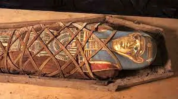 لحظه دیدنی باز کردن تابوت یکی از فراعنه‌ی مصر 