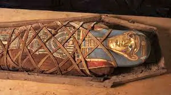 لحظه دیدنی باز کردن تابوت یکی از فراعنه‌ی مصر 