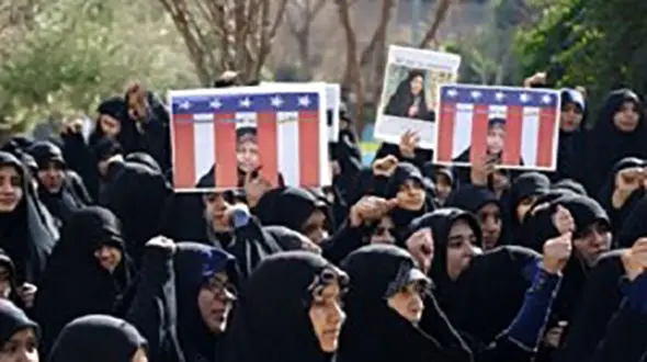 تجمع اعتراضی طلاب جامعه‌الزهرا(س) به خاطر یک زن
