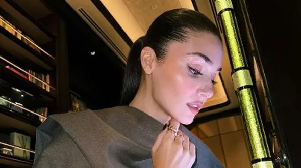 تعطیلات تابستانی جذاب و رویایی هانده ارچل در یک عمارت مجلل و باشکوه با امکانات عالی/ منظره زیبای غروب آفتاب رو ببینید+عکس