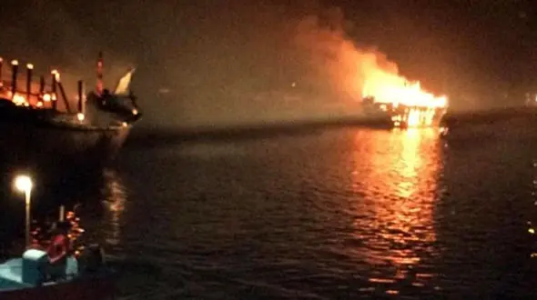 ۴ لنج صیادی در بندرکنگ طعمه حریق شدند / خطر سرایت آتش به شناورهای دیگر