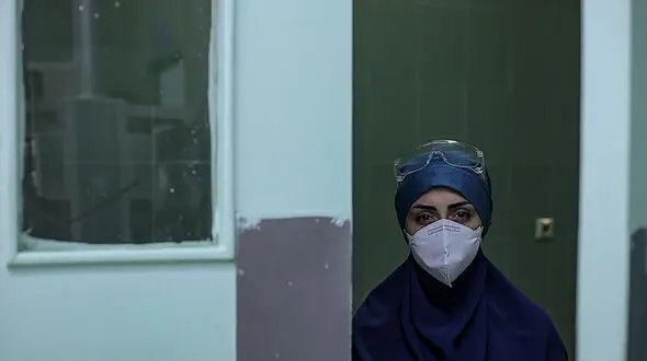 پرستاران زیر سایه تبعیض / چرا فی فور‌ سرویس برای پزشکان جاری است، اما برای پرستاران روشی منسوخ شده است؟ 