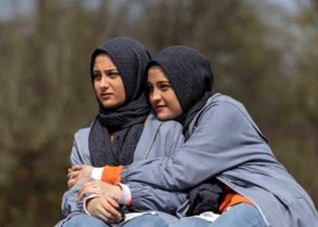 عکس سفر در زمان /  «سارا و نیکا» مشغول خواب در پشت صحنه سریال پایتخت؛ سال 96