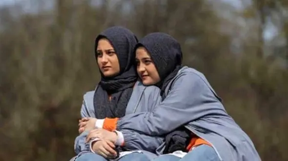 عکس سفر در زمان /  «سارا و نیکا» مشغول خواب در پشت صحنه سریال پایتخت؛ سال 96
