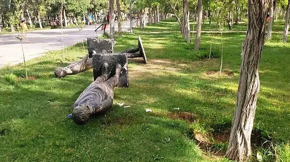شناسایی عوامل موثر در مرگ تلخ پسر 11 ساله در پارک شهدای گمنام اراک / مجسمه روی سرش افتاده بود + عکس