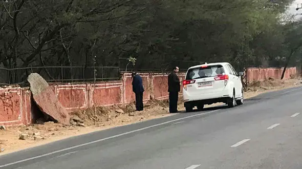 کثافت کاری وزیر بهداشت در کنار جاده! + عکس 