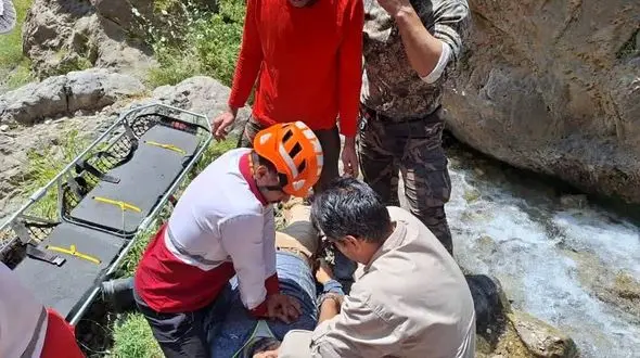 فیلم / مرگ هولناک کوهنورد کهگیلویه بویراحمدی در سقوط از کوه گل "