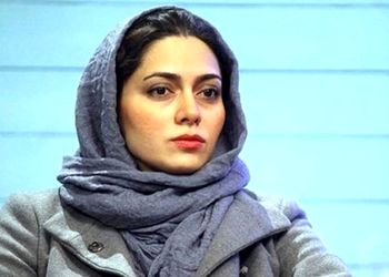 عکس؛ سفر به تاریخ؛ «پگاه آهنگرانی» در حال گفتگو با «حسن روحانی»؛ سال 1392